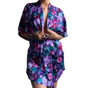 Beautiful vintage floral robe 👘
